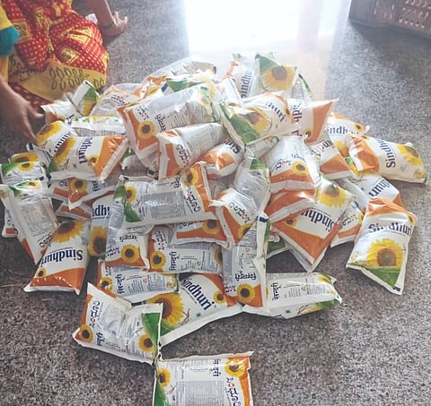 ಶಹಾಬಾದ್​ನ ಸರ್ಕಾರಿ ಪ್ರೌಢಶಾಲೆಯ ಅಡುಗೆ ಕೋಣೆಯಲ್ಲಿರುವ ಅವಧಿ ಮೀರಿದ ಸಿಂಧೂರಿ ಎಣ್ಣೆ ಪ್ಯಾಕೇಟ್​ನ ಜಿಪಿಎಸ್​ ಪೋಟೋಗಳು. 16 7 ಎಸ್​ಬಿಡಿ 2(ಎ) ಶಹಾಬಾದ್​ ಸರ್ಕಾರಿ ಪ್ರೌಢಶಾಲೆಯಲ್ಲಿ ದೊರೆತ ಸಿಂಧೂರಿ ಅಡುಗೆ ಎಣ್ಣೆ ಪಾಕೆಟ್​ ಮೇಲಿರುವ ಬ್ಯಾಚ್​ ಸಂಖ್ಯೆ, ಪ್ಯಾಕಿಂಗ್​ ಹಾಗೂ ಬಳಕೆಯ ಕೊನೆ ದಿನಾಂಕ.