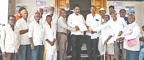 ಸ್ಥಗಿತಗೊಂಡಿರುವ ವಿವಿಧ ಮಾಸಾಶನಗಳನ್ನು ಕೂಡಲೇ ವಿತರಣೆ ಮಾಡಬೇಕು ಎಂದು ಆಗ್ರಹಿಸಿ ತಾಲೂಕು ದೈಹಿಕ ಮತ್ತು ಮಾನಸಿಕ ಅಂಗವಿಕಲರ ವಿವಿದೋದ್ದೇಶ ಕ್ಷೇಮಾಭಿವೃದ್ಧಿ ಸಂಘದಿಂದ ಗ್ರೇಡ್​-2 ತಹಸೀಲ್ದಾರ್​ ರಾಜಕುಮಾರ ಮರತೂರಕರ ಅವರಿಗೆ ಮನವಿಪತ್ರ ಸಲ್ಲಿಸಲಾಯಿತು. ಮಹ್ಮದ್​ ಇಬ್ರಾಹಿಂ, ಜಗದೇವಪ್ಪ ಭಾಗೋಡಿ, ಚಂದ್ರು ಕಾಶಿ, ಮಲ್ಲಿಕಾರ್ಜುನ ನಾಲವಾರ, ಸಂತೋಷ ಕಟ್ಟಿ, ಕಿಶನ್​ ತಾಂಡಾ, ಮಲ್ಲಿನಾಥ ಪಾಟೀಲ್​ ಇತರರಿದ್ದರು.