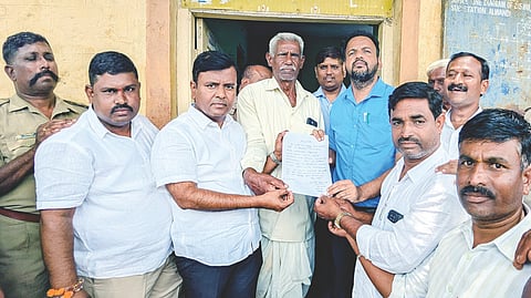 ಅಳವಂಡಿ ಜೆಸ್ಕಾಂ ಕಚೇರಿ ಮುಂದೆ ರೈತರು ಹಾಗೂ ಬಿಜೆಪಿ ಮುಖಂಡರು ಗುರುವಾರ ಪ್ರತಿಭಟನೆ ನಡೆಸಿ ಜೆಸ್ಕಾಂ ಇಇ ಮೋಟ್ಲಾ ನಾಯಕಗೆ ಮನವಿ ಸಲ್ಲಿಸಿದರು. ಎಇಇ ಸೈಯದ್, ಎಸ್‌ಒ ಅಮಾಜೆಪ್ಪ, ಪ್ರಮುಖರಾದ ವೀರೇಶ ಸಜ್ಜನ, ಡಾ.ಸಿದ್ದಲಿಂಗಸ್ವಾಮಿ, ಬಸವರಡ್ಡಿ, ಗಣೇಶ, ಹನುಮಂತಪ್ಪ, ಶ್ರೀನಿವಾಸ್, ದೇವಪ್ಪ, ಭೀಮರಡ್ಡಿ, ಗವಿಸಿದ್ದಪ್ಪ, ಪ್ರಕಾಶ, ಗಂಗಪ್ಪ ಇತರರಿದ್ದರು.