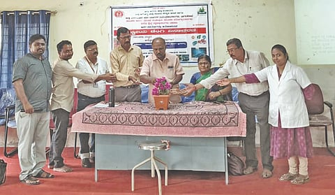 ಬಾದಾಮಿ ಪಟ್ಟಣದ ಆರೋಗ್ಯ ಇಲಾಖೆ ಸಭಾ ಭವನದಲ್ಲಿ ಹಮ್ಮಿಕೊಂಡಿದ್ದ ರಾಷ್ಟ್ರೀಯ ಡೆಂಗೆ ದಿನಾಚರಣೆಯನ್ನು ತಾಲೂಕು ಆರೋಗ್ಯಾಧಿಕಾರಿ ಡಾ. ಎಂ.ಬಿ. ಪಾಟೀಲ ಉದ್ಘಾಟಿಸಿದರು. ಪಿ.ಎಚ್. ಮಹಾಲಿಂಗಪುರ, ಕೆ.ಪಿ. ಹಂಪಿಹೊಳಿ, ಆರ್.ಬಿ. ಹೊತಗಿಗೌಡರ ಇತರರಿದ್ದರು.