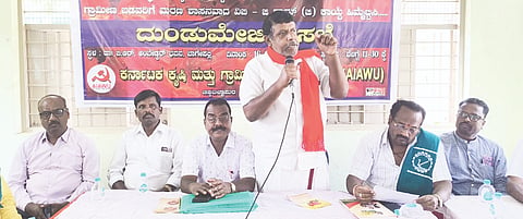 ಬಾಗೇಪಲ್ಲಿಯ ಅಂಬೇಡ್ಕರ್​ ಭವನದಲ್ಲಿ ಹಮ್ಮಿಕೊಂಡಿದ್ದ ದುಂಡುಮೇಜಿನ ಸಭೆಯಲ್ಲಿ ಮುಖಂಡ ಎಂ.ಪಿ.ಮುನಿವೆಂಕಟಪ್ಪ ಮಾತನಾಡಿದರು. ತಾಲೂಕು ದಲಿತ ಹಕ್ಕುಗಳು ಸಮಿತಿ ಮುಖಂಡ ಬಿಳ್ಳೂರು ನಾಗರಾಜು, ಮುಖಂಡರಾದ ಡಿ.ಟಿ.ಮುನಿಸ್ವಾಮಿ, ನರಸಿಂಹಾರೆಡ್ಡಿ, ಚನ್ನರಾಯಪ್ಪ, ಜಿ.ಕೃಷ್ಣಪ್ಪ, ಚೆಂಚುರಾಯನಪಲ್ಲಿ ಕೃಷ್ಣಪ್ಪ, ದೇವಿಕುಂಟೆ ಶ್ರೀನಿವಾಸ್​, ವಾಲ್ಮೀಕಿ ಅಶ್ವತ್ಥಪ್ಪ, ಮುನಿಯಪ್ಪ,ಲಕ್ಷಿ$್ಮನಾರಾಯಣ ಇದ್ದರು.