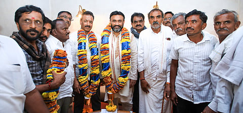 ಪೇರೆಸಂದ್ರದ ಸಂಸದರ ಗೃಹ ಕಚೇರಿಯಲ್ಲಿ ಆಯೋಜಿಸಿದ್ದ ಚಿಮುಲ್​ ನಿರ್ದೇಶಕ ಸ್ಥಾನದ ಚುನಾವಣಾ ಪೂರ್ವಭಾವಿ ಸಭೆಯಲ್ಲಿ ಸಂಸದ ಡಾ.ಕೆ.ಸುಧಾಕರ್​ ಸಮ್ಮುಖದಲ್ಲಿ ಪಯ್ಯೂರು ವೇಣುಗೋಪಾಲರೆಡ್ಡಿ, ವೆಂಕಟನರಸಪ್ಪ ಬಿಜೆಪಿಗೆ ಸೇರ್ಪಗೊಂಡರು.