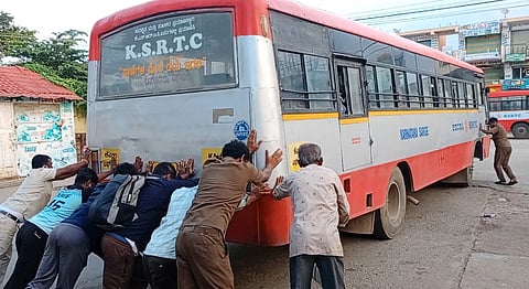 ಬಾಗೇಪಲ್ಲಿ ಪಟ್ಟಣ ಸಾರಿಗೆ ಸಂಸ್ಥೆ ಬಸ್​ ನಿಲ್ದಾಣದಲ್ಲಿ ಕೆಟ್ಟು ನಿಂತಿರುವ ಬಸ್​ಅನ್ನು ಪ್ರಯಾಣಿಕರು ತಳ್ಳುತ್ತಿರುವುದು. 