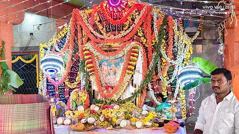 ಬೂದಿಕೋಟೆ bhajanಹೋಬಳಿ ಎಂ.ಹೊಸಹಳ್ಳಿ ಕ್ರಾಸ್​ನಲ್ಲಿ ಹಮ್ಮಿಕೊಂಡಿದ್ದ ರಾಮಕೋಟಿ ಭಜನೆಯಲ್ಲಿ ದೇವರಿಗೆ ವಿಶೇಷ ಪೂಜೆ, ಪುಷ್ಪಾಲಂಕಾರ ನೆರವೇರಿಸಲಾಯಿತು.