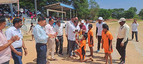 ಚನ್ನರಾಯಪಟ್ಟಣದ ತಾಲೂಕು ಕ್ರೀಡಾಂಗಣದಲ್ಲಿ ಆಯೋಜಿಸಿದ್ದ ತಾಲೂಕು ಮಟ್ಟದ ಕ್ರೀಡಾಕೂಟದಲ್ಲಿ ಕ್ರೀಡಾ ಜ್ಯೋತಿಯನ್ನು ಶಾಸಕ ಸಿ.ಎನ್.ಬಾಲಕೃಷ್ಣ  ಸ್ವಾಗತಿಸಿದರು. ಕೆ.ಟಿ.ಆನಂದ್, ಕೆ.ಎನ್.ಅನಿಲ್, ವಿ.ಜಿ.ದ್ಯಾವೇಗೌಡ, ಸಿ.ಎನ್.ಗೋಪಾಲ್ ಇತರರು ಇದ್ದರು.