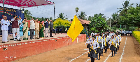   ಚನ್ನರಾಯಪಟ್ಟಣದ ನಾಗೇಶ್ ಸಮೂಹ ಶಿಕ್ಷಣ ಸಂಸ್ಥೆಯಲ್ಲಿ ಹಮ್ಮಿಕೊಂಡಿದ್ದ ಸ್ವಾತಂತ್ರೃ ದಿನಾಚರಣೆಯಲ್ಲಿ ಡಾ.ಕೆ.ನಾಗೇಶ್, ಡಾ.ಭಾರತಿ ನಾಗೇಶ್,  ಪ್ರಾಂಶುಪಾಲ ಪರಮೇಶ್ ಇತರರು ಗೌರವ ವಂದನೆ ಸ್ವೀಕರಿಸಿದರು.