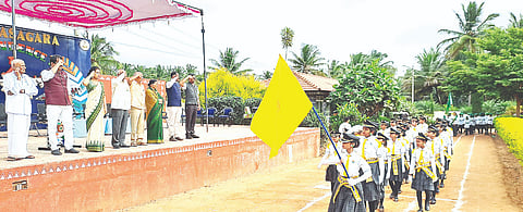 ಚನ್ನರಾಯಪಟ್ಟಣದ ನಾಗೇಶ್ ಸಮೂಹ ಶಿಕ್ಷಣ ಸಂಸ್ಥೆಯಲ್ಲಿ ಹಮ್ಮಿಕೊಂಡಿದ್ದ ಸ್ವಾತಂತ್ರೃ ದಿನಾಚರಣೆಯಲ್ಲಿ ಡಾ.ಕೆ.ನಾಗೇಶ್, ಡಾ.ಭಾರತಿ ನಾಗೇಶ್, ಪ್ರಾಂಶುಪಾಲ ಪರಮೇಶ್ ಇತರರು ಗೌರವ ವಂದನೆ ಸ್ವೀಕರಿಸಿದರು.