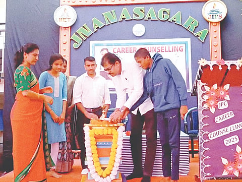 ಚನ್ನರಾಯಪಟ್ಟಣದ ನಾಗೇಶ್ ಸಮೂಹ ಸಂಸ್ಥೆಯ ಜ್ಞಾನಸಾಗರ ಪಿಯು ಕಾಲೇಜಿನಲ್ಲಿ ಹತ್ತನೇ ತರಗತಿ ವಿದ್ಯಾರ್ಥಿಗಳಿಗಾಗಿ ಆಯೋಜಿಸಿದ್ದ ಪ್ರತಿಭಾನ್ವೇಷಣ ಪರೀಕ್ಷೆ ಹಾಗೂ ವೃತ್ತಿ ಸಮಾಲೋಚನ ಕಾರ್ಯಕ್ರಮವನ್ನು ಸಂಸ್ಥೆಯ ಅಧ್ಯಕ್ಷ ಡಾ.ಕೆ.ನಾಗೇಶ್ ಉದ್ಘಾಟಿಸಿದರು. ರಘುಪತಿ, ಡಾ.ಭಾರತೀ ನಾಗೇಶ್, ಸುಜಾ ಫಿಲಿಪ್, ನವೀನ್ ಆರಾಧ್ಯ ಇದ್ದರು.