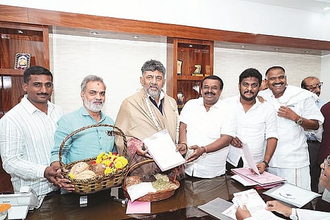ಶ್ರವಣಬೆಳಗೊಳದಲ್ಲಿ ನಿರ್ಮಾಣಗೊಂಡಿರುವ ಪ್ರಾಕೃತ ವಿಶ್ವವಿದ್ಯಾಲಯ, ನೂತನ ಭೋಜನ ಶಾಲೆ, ಹಾಗೂ ಆಡಿಟೋರಿಯಂ ಕಟ್ಟಡವನ್ನು ಉದ್ಘಾಟಿಸುವಂತೆ ಮುಖ್ಯಮಂತ್ರಿ ಡಿ.ಕೆ.ಶಿವಕುಮಾರ್ ಅವರನ್ನು ಶಾಸಕ ಬಾಲಕೃಷ್ಣ ಮತ್ತು ಎಸ್‌ಡಿಜೆಎಂಐ ಮ್ಯಾನೇಜಿಂಗ್ ಕಮಿಟಿ ಟ್ರಸ್ಟ್ ಆಹ್ವಾನ ನೀಡಿತು.  ಶ್ರೇಯಸ್ ಪಟೇಲ್, ಕೆ.ಎಂ.ಶಿವಲಿಂಗೇಗೌಡ ಇತರರಿದ್ದರು.
