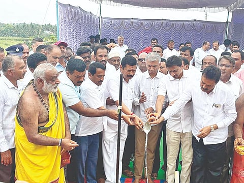 ಚನ್ನರಾಯಪಟ್ಟಣದಲ್ಲಿ ನೂತನ ಕಾಂಗ್ರೆಸ್ ಭವನ ನಿರ್ಮಾಣಕ್ಕೆ ಸಚಿವ ಕೃಷ್ಣ ಬೈರೇಗೌಡ ಭೂಮಿಪೂಜೆ ನೆರವೇರಿಸಿದರು. ಸಂಸದ ಶ್ರೇಯಸ್ ಎಂ.ಪಟೇಲ್, ಎಂ.ಎ.ಗೋಪಾಲಸ್ವಾಮಿ, ಜೆ.ಎಂ.ರಾಮಚಂದ್ರ, ಎಂ.ಕೆ.ಮಂಜೇಗೌಡ, ಎಚ್.ಸಿ.ಲಲಿತ್‌ರಾಘವ್, ಪಟೇಲ್ ಶಿವಪ್ಪ ಇದ್ದರು.