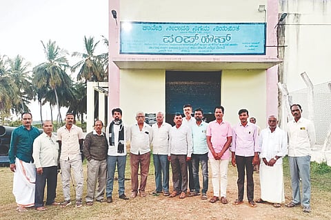 ಗುಂಡ್ಲುಪೇಟೆ ತಾಲೂಕಿನ ಕೆರೆಗಳಿಗೆ ನೀರು ಹರಿಸುವಂತೆ ಒತ್ತಾಯಿಸಿ ರೈತರು ಚಾಮರಾಜನಗರ ತಾಲೂಕಿನ ತಮ್ಮಡಹಳ್ಳಿ ಪಂಪ್‌ಹೌಸ್ ಬಳಿ ಎರಡನೇ ಬಾರಿಗೆ ಪ್ರತಿಭಟನೆ ಆರಂಭಿಸಿದ್ದಾರೆ.
