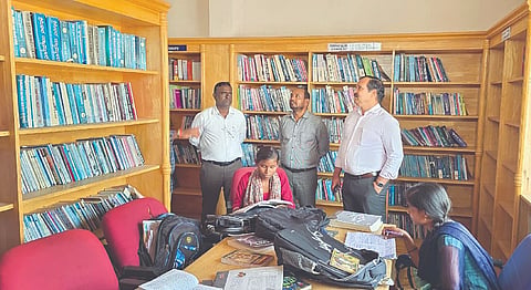 ಗಬ್ಬೂರು ಗ್ರಂಥಾಲಯಕ್ಕೆ ಪಂಚಾಯತ್‌ರಾಜ್ ಆಯುಕ್ತಾಲಯದ ನಿರ್ದೇಶಕ  ಅಮರೇಶ ನಾಯ್ಕ ಭೇಟಿ ನೀಡಿ ಪರಿಶೀಲಿಸಿದರು. ಉಪಕಾರ್ಯದರ್ಶಿ ನವೀನ್ ಕುಮಾರ್, ಸಂಶೋಧನಾಧಿಕಾರಿ ಶಶಿಧರ, ಜಿಪಂ ಉಪಕಾರ್ಯದರ್ಶಿ ಹಾಲಸಿದ್ದಪ್ಪ ಪೂಜಾರಿ, ಬಸವರಾಜ ಹಟ್ಟಿ ಇದ್ದರು.