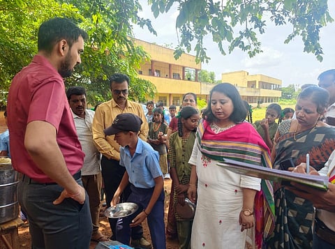ಧಾರವಾಡ ಜವಾಹರ ನವೋದಯ ವಿದ್ಯಾಲಯಕ್ಕೆ ಜಿಲ್ಲಾಧಿಕಾರಿ ಸ್ನೇಹಲ್​ ಆರ್​. ಇತ್ತೀಚೆಗೆ ಭೇಟಿ ನೀಡಿದ್ದರು.