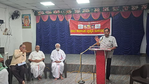 ಧಾರವಾಡ ಮಾಳಮಡ್ಡಿಯ ಪರಿಮಳ ಸಭಾಭವನದಲ್ಲಿ ಆಯೋಜಿಸಿದ್ದ ಬ್ರಾಹ್ಮಣ ಮಹಾಸಭಾದ ಸದಸ್ಯತ್ವ ಆಂದೋಲನ ಕಾರ್ಯಕ್ರಮದಲ್ಲಿ ಲಕ್ಷ್ಮಣ್ ಕುಲಕರ್ಣಿ ಮಾತನಾಡಿದರು.