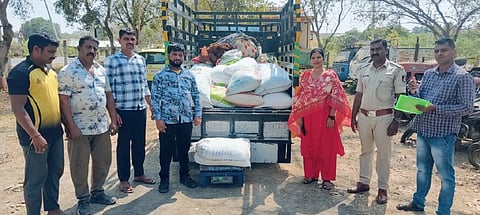 ಗುಂಡ್ಲುಪೇಟೆ ತಾಲೂಕಿನ ತೆರಕಣಾಂಬಿ ಪೊಲೀಸರು ಅನ್ನಭಾಗ್ಯ ಯೋಜನೆಯಲ್ಲಿ ವಿತರಣೆ ಮಾಡಿರುವ ಅಕ್ಕಿಯನ್ನು ಅಕ್ರಮವಾಗಿ ಸಾಗಣೆ ಮಾಡುತ್ತಿದ್ದ ಆರೋಪಿಯನ್ನು ಪೊಲೀಸರು ವಶಕ್ಕೆ ಪಡೆದಿದ್ದಾರೆ. ಕೆ.ಎಂ.ಮಹೇಶ್, ಪೂರ್ಣಿಮಾ ಇದ್ದರು. 
