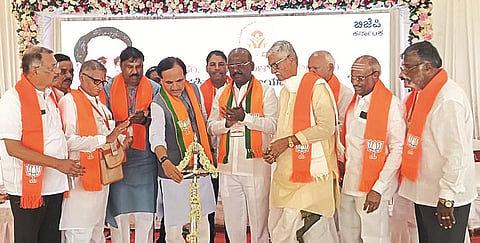 ಗಂಗಾವತಿ ತಾಲೂಕಿನ ಮರಳಿಯಲ್ಲಿ ಶನಿವಾರ ಬಿಜೆಪಿ ವಿವಿಧ ಮೋರ್ಚಾದಿಂದ ಹಮ್ಮಿಕೊಂಡಿದ್ದ ರಾಯಚೂರು ಜಿಲ್ಲಾಮಟ್ಟದ ಪ್ರಶಿಕ್ಷಣ ವರ್ಗವನ್ನು ಕೇಂದ್ರದ ಮಾಜಿ ಸಚಿವ ಭಗವಂತ ಖೂಬಾ ಉದ್ಘಾಟಿಸಿದರು. ವಿಭಾಗ ಪ್ರಭಾರ ಅಮರನಾಥ ಪಾಟೀಲ್, ಮಾಜಿ ಸಂಸದ ಕೆ.ವಿರೂಪಾಕ್ಷಪ್ಪ, ಮಾಜಿ ಎಂಎಲ್ಸಿ ಎನ್. ಶಂಕ್ರಪ್ಪ ಇತರರಿದ್ದರು.