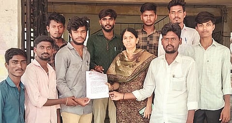 ಖಾಸಗಿ ಕಾಲೇಜುಗಳ ಡೊನೇಷನ್ ಹಾವಳಿ ತಡೆಗೆ ಆಗ್ರಹಿಸಿ ಎಸ್‌ಎಫ್ ತಾಲೂಕು ಸಮಿತಿ ಸದಸ್ಯರು ಗಂಗಾವತಿ ಶಿರಸ್ತೇದಾರ್ ಕೃಷ್ಣವೇಣಿಗೆ ಶನಿವಾರ ಮನವಿ ಸಲ್ಲಿಸಿದರು. ತಾಲೂಕಾಧ್ಯಕ್ಷ ಯು.ನಾಗರಾಜ, ಪದಾಧಿಕಾರಿಗಳಾದ ಬಸಯ್ಯ ಸ್ವಾಮಿ, ಸದಸ್ಯಗಳಾದ ದೊಡ್ಡ ಬಸವರಾಜ್, ಶರಣಬಸವ ವೆಂಕಣ್ಣ ಕಟ್ಟಿಮನಿ ಇದ್ದರು.