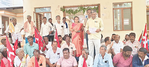ಗುಡಿಬಂಡೆ ತಾಲೂಕು ಕಚೇರಿ ಮುಂಭಾಗ ಸಿಪಿಎಂ ಪಕ್ಷದ ತಾಲೂಕು ಘಟಕದಿಂದ ಹಮ್ಮಿಕೊಂಡಿದ್ದ ಪ್ರತಿಭಟನೆಯಲ್ಲಿ ಜಿಲ್ಲಾ ಕಾರ್ಯದರ್ಶಿ ಜಯರಾಮರೆಡ್ಡಿ, ವಕೀಲ ಶಿವಪ್ಪ, ಡಿವೈಎಫ್​ಐ ಸಂಘಟನೆಯ ಜಿಲ್ಲಾ ಸಂಚಾಲಕ ಶ್ರೀನಿವಾಸ್​, ಮುಖಂಡರಾದ ರಮಣ, ಆದಿನಾರಾಯಣಸ್ವಾಮಿ ಇದ್ದರು.