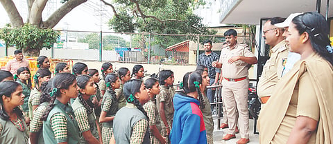 ಹನೂರು ಪೊಲೀಸ್ ಠಾಣೆಯಲ್ಲಿ ಆಯೋಜಿಸಿದ್ದ ತೆರೆದ ಮನೆ ಕಾರ್ಯಕ್ರಮದಲ್ಲಿ ಇನ್‌ಸ್ಪೆಕ್ಟರ್ ಆನಂದಮೂರ್ತಿ ಮಾತನಾಡಿದರು. ಸಾಹೇಬಗೌಡ, ಶಿವಕುಮಾರ್, ಚೈತ್ರಾ, ಶ್ರೀನಿವಾಸನಾಯ್ಡು, ಲೋಕೇಶ್ ಇದ್ದರು.  