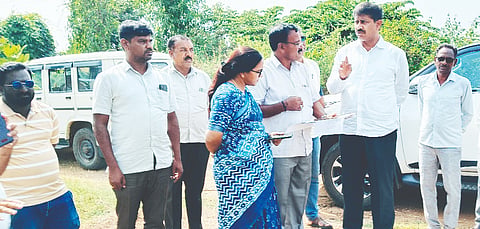 ಮಂಗಲ ಸಮೀಪದ ಹುಲುಸುಗುಡ್ಡೆ ಬಳಿಯ ರಸ್ತೆಯನ್ನು ಶಾಸಕ ಎಂ.ಆರ್ ಮಂಜುನಾಥ್ ಪರಿಶೀಲಿಸಿದರು. ಕೆ.ಎನ್.ಚೈತ್ರಾ, ಸಿಂಗಾರಶೆಟ್ಟಿ, ಮಹದೇವಸ್ವಾಮಿ ಇತರರು ಇದ್ದರು. 