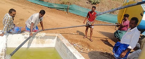 ಕೊಪ್ಪ ಗ್ರಾಮದಲ್ಲಿ ಜಾನುವಾರುಗಳ ತೊಟ್ಟಿಗೆ ನೀರು ಪೂರೈಕೆಯಾಗುತ್ತಿರುವುದು. 