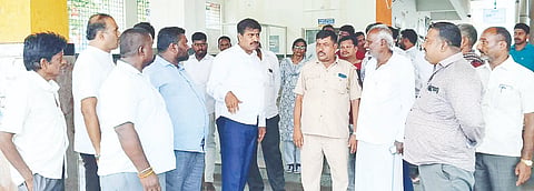 ಹನೂರು ಕೆಎಸ್‌ಆರ್‌ಟಿಸಿ ಬಸ್ ನಿಲ್ದಾಣಕ್ಕೆ ಶಾಸಕ ಎಂ.ಆರ್ ಮಂಜುನಾಥ್ ಭೇಟಿ ನೀಡಿ ಪರಿಶೀಲಿಸಿದರು. ರೇಖಾ, ನಾಗರಾಜು, ರಂಗಸ್ವಾಮಿ, ಗುರುಸ್ವಾಮಿ, ಅಮೀನ್ ಇನ್ನಿತರರಿದ್ದರು. 