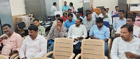 ಹನೂರು ತಾಲೂಕು ಪಂಚಾಯಿತಿ ಕಚೇರಿಯಲ್ಲಿ ಇಒ ಉಮೇಶ್ ಅಧ್ಯಕ್ಷತೆಯಲ್ಲಿ ಆಯೋಜಿಸಿದ್ದ ಪ್ರಗತಿ ಪರಿಶೀಲನಾ ಸಭೆಯಲ್ಲಿ ಭಾಗವಹಿಸಿದ್ದ ಪಿಡಿಒಗಳು. 