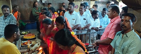 ಹನೂರಿನ ಶ್ರೀ ಬೆಟ್ಟಳ್ಳಿ ಮಾರಮ್ಮನ ದೇಗುಲದಲ್ಲಿ ಧನುರ್ಮಾಸ ಪೂಜೆ ಆರಂಭದ ಹಿನ್ನೆಲೆಯಲ್ಲಿ ಭಕ್ತರು ದೇವರ ದರ್ಶನ ಪಡೆದರು.