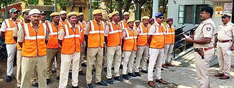  ಹನೂರಿನಲ್ಲಿ ಗಣಪತಿ ಮೂರ್ತಿ ವಿಸರ್ಜನೆ ಸಂಬಂಧ ಇನ್ಸ್‌ಪೆಕ್ಟರ್ ಆನಂದಮೂರ್ತಿ ಅವರು ಪೊಲೀಸ್ ಹಾಗೂ ಗೃಹರಕ್ಷಕ ಸಿಬ್ಬಂದಿಯನ್ನು ನಿಯೋಜಿಸಿ  ಮಾತನಾಡಿದರು. ರವಿ, ಕೃಷ್ಣ, ವಿಶ್ವನಾಥ್ ಇತರರಿದ್ದರು. 
