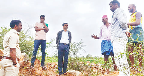 ಮಲ್ಲಯ್ಯಪುರ ಗ್ರಾಮದ ಕಾಡಂಚಿನ ಜಮೀನಿಗೆ ಎಸಿಎಫ್ ಮರಿಸ್ವಾಮಿ, ಆರ್‌ಎಫ್‌ಒ ನಿರಂಜನ್ ಅವರು ಭೇಟಿ ನೀಡಿ ಪರಿಶೀಲಿಸಿದರು. ಚಿಕ್ಕರಾಜು, ಮುನಿಯಪ್ಪ, ಮಾದೇಶ್ ಇತರರು ಇದ್ದರು. 