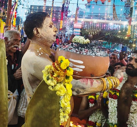 ಮಹಾ ಶಿವರಾತ್ರಿ ಜಾತ್ರೆ ಹಿನ್ನೆಲೆಯಲ್ಲಿ ಲೊಕ್ಕನಹಳ್ಳಿ ದೊಡ್ಡ ಸಂಪಿಗೇಶ್ವರ ದೇಗುಲದಲ್ಲಿ ಅಚರ್ಕರು ಅಗ್ನಿ ಕುಂಡವನ್ನು ಪ್ರದರ್ಶಿಸಿದರು. 