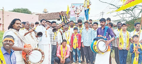 ಹನೂರು ತಾಲೂಕಿನ ಮಂಗಲ ಗ್ರಾಮದಲ್ಲಿ  ಮೆರವಣಿಗೆ ನಡೆಸುವುದರ ಮೂಲಕ ಕನಕ ಜಯಂತಿಯನ್ನು ವಿಜೃಂಭಣೆಯಿಂದ ಆಚರಿಸಲಾಯಿತು. ಮಿಣಜೇಗೌಡ, ಜಾನಿ, ಮಲ್ಲೇಶ್, ಗಣೇಶ್, ಸಿದ್ದರಾಮು ಇತರರು ಇದ್ದರು.