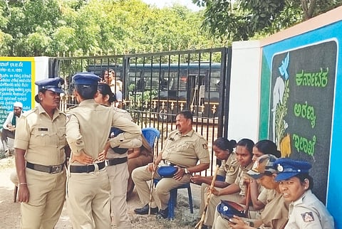 ಹನೂರು ಅರಣ್ಯ ಇಲಾಖೆ ಕಚೇರಿ ಗೇಟ್ ಬಂದ್ ಮಾಡಿ ಪೊಲೀಸ್ ಬಂದೋಬಸ್ತ್ ಒದಗಿಸಿರುವುದು. 