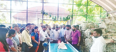 ಮಲೆ ಮಹದೇಶ್ವರ ಬೆಟ್ಟದಲ್ಲಿ ಘನ ತ್ಯಾಜ್ಯ ನಿರ್ವಹಣೆಯ ನೂತನ ಯಂತ್ರೋಪಕರಣಗಳನ್ನು ಜಿಲ್ಲಾಧಿಕಾರಿ ಶ್ರೀರೂಪಾ  ಉದ್ಘಾಟಿಸಿದರು. ಎ.ಈ ರಘು, ಚಂದ್ರಶೇಖರ್, ಆಶ್ರಫುಲ್ ಹಸನ್, ಕಿರಣ್ ಇತರರಿದ್ದರು. 