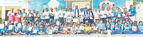   ಹನೂರು ಪಿಎಂಶ್ರೀ ಸರ್ಕಾರಿ ಹಿರಿಯ ಪ್ರಾಥಮಿಕ ಶಾಲಾ ಮಕ್ಕಳಿಗೆ ಸನ್ ರೈಸ್ ಹಾಗೂ ಡಾ.ಬಿ.ಆರ್ ಅಂಬೇಡ್ಕರ್ ಫೌಂಡೇಷನ್ ವತಿಯಿಂದ ನೋಟ್ ಬುಕ್ ವಿತರಿಸಲಾಯಿತು. ಮುನಿ ನಾರಾಯಣ, ರಾಚಪ್ಪ, ಆನಂದ್, ಶಿವಮಲ್ಲು ಇತರರಿದ್ದರು. 