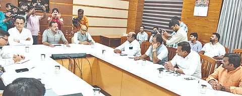 ಬೆಂಗಳೂರಿನ ವಿಧಾನಸೌಧದಲ್ಲಿ ಬುಧವಾರ ಆರೋಗ್ಯ ಮತ್ತು ಕುಟುಂಬ ಕಲ್ಯಾಣ ಸಚಿವ ಯು.ಟಿ. ಖಾದರ್​ ಅಧ್ಯಕ್ಷತೆಯಲ್ಲಿ ನಡೆದ ಪರಿಶೀಲನಾ ಸಭೆಯಲ್ಲಿ ಸಚಿವ ಡಾ.ಶರಣಪ್ರಕಾಶ ಪಾಟೀಲ್​, ಶಾಸಕ ಡಾ.ಸಿದ್ದಲಿಂಗಪ್ಪ ಪಾಟೀಲ್​, ಡಾ.ಶೈಲೇಂದ್ರ ಬೆಲ್ದಾಳೆ ಪಾಲ್ಗೊಂಡಿದ್ದರು