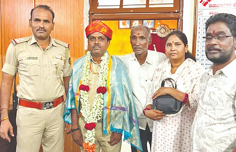 ಹುಮನಾಬಾದ್​ ಬಸ್​ನಲ್ಲಿ ಸಿಕ್ಕಿದ್ದ 10 ತೊಲಾ ಚಿನ್ನಾಭರಣವಿದ್ದ ಪರ್ಸ್​ನ್ನು ಮಹಿಳೆಗೆ ಹಸ್ತಾಂತರಿಸಿದ ವೇಳೆ ಪಿಎಸ್​ಐ ಸುರೇಶಕುಮಾರ ಚವ್ಹಾಣ್​ ಅವರು ಕೆಎಸ್​ಆರ್​ಟಿಸಿ ನಿರ್ವಾಹಕ ಸಂಗಮನಾಥ ಅವರನ್ನು ಸನ್ಮಾನಿಸಿದರು.