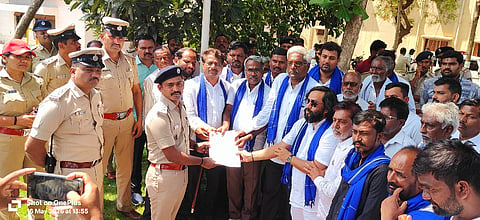 ಔರಾದ್​ ತಾಲೂಕಿನ ಬೆಳಕುಣಿ ಗ್ರಾಮದ ಅಪ್ರಾಪ್ತ ದಲಿತ ಬಾಲಕಿಯ ಸಾವಿನ ಪ್ರಕರಣಕ್ಕೆ ಸಂಬಂಧಿಸಿದಂತೆ ತಪ್ಪಿಸ್ಥರ ವಿರುದ್ಧ ಕಠಿಣ ಕ್ರಮಕ್ಕೆ ಒತ್ತಾಯಿಸಿ ಹುಮನಾಬಾದ್​ನಲ್ಲಿ ಶನಿವಾರ ತಾಲೂಕು ಪ್ರಗತಿಪರ ಮತ್ತು ದಲಿತ ಸಂಟನೆಗಳ ಒಕ್ಕೂಟದಿಂದ ಡಿವೈಎಸ್​ಪಿ ಮಡೋಳಪ್ಪ ಅವರಿಗೆ ಮನವಿಪತ್ರ ಸಲ್ಲಿಸಲಾಯಿತು. ಪ್ರಮುಖರಾದ ಅಂಕುಶ ಗೋಖಲೆ, ವಿಷ್ಣುವರ್ಧನ ವಾಲದೊಡ್ಡಿ,  ರಾಜುಕುಮಾರ ಮೂಲಭಾರತಿ, ರಾಜಕುಮಾರ ಸಿಂಧೆ, ಕೆ.ಎಂ.ಗಜೇಂದ್ರ, ಶಿವರಾಜ ಚೀನಕೇರಾ, ಜಮೀಲ್​ ಖಾನ್​, ದೇವೇಂದ್ರಪ್ಪ ಪೋಲಾ, ಗೌತಮ ಚವ್ಹಾಣ್​, ಗಣಪತಿ ಅಷ್ಟೂರೆ ಇತರರಿದ್ದರು.