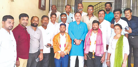 ಚಿಟಗುಪ್ಪದಲ್ಲಿ ಸೋಮವಾರ ತಾಲೂಕು ಕರ್ನಾಟಕ ಕಾರ್ಯನಿರತ ಪತ್ರಕರ್ತರ ಸಂಘಕ್ಕೆ ಆಯ್ಕೆಗೊಂಡ  ಅಧ್ಯಕ್ಷ ಕೃಷ್ಣಾ ಪಂಚಾಳ, ಪ್ರಧಾನ ಕಾರ್ಯದರ್ಶಿ  ಮುಸ್ತಫಾ ಖಾದ್ರಿ ಅವರನ್ನು ಸನ್ಮಾನಿಸಲಾಯಿತು. ಸಂದ ಜಿಲ್ಲಾಧ್ಯ ಆನಂದ ದೇವಪ್ಪ, ಪ್ರಮುಖರಾದ ಶಿವಕುಮಾರ ಸ್ವಾಮಿ, ಪೃಥ್ವಿರಾಜ್​, ಸಂತೋಷ ಚೆಟ್ಟಿ, ನವೀನ ಗಂಜಿ ಇತರರಿದ್ದರು.