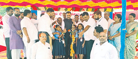ರೇಕುಳಗಿ ಗ್ರಾಮದ ಸರ್ಕಾರಿ ಪ್ರೌಢ ಶಾಲೆಯಲ್ಲಿ ಶನಿವಾರ  ಹಮ್ಮಿಕೊಂಡಿದ್ದ 80ನೇ ಸ್ವಾತಂತ್ರ್ಯೋತ್ಸವ ಕಾರ್ಯಕ್ರಮ ಹಾಗೂ ಸ್ಮಾರ್ಟ್​ ಕ್ಲಾಸ್​ನ್ನು ಶಾಸಕ ಡಾ. ಶೈಲೇಂದ್ರ ಬೆಲ್ದಾಳೆ ಉದ್ಘಾಟಿಸಿದರು. ಬಿಇಒ ಮದರಖಾನ್​, ಮುಖ್ಯಶಿಕ್ಷಕಿ ಶೈಲಾಕುಮಾರಿ, ಗುರುನಾಥ ರಾಜಗೀರಾ, ಅಡ್ಡೆಪ್ಪ ತಾಳಾ ಇತರರಿದ್ದರು.
