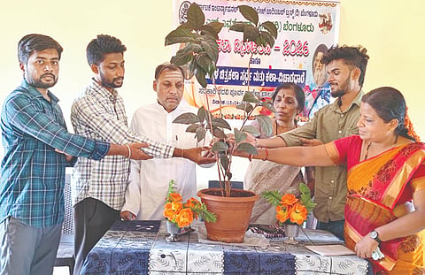 ಹುಮನಾಬಾದ್​ ಸರ್ಕಾರಿ ಪದವಿ ಪೂರ್ವ ಬಾಲಕರ ಕಾಲೇಜಿನಲ್ಲಿ ಬುಧವಾರ ಏರ್ಪಡಿಸಿದ್ದ ಮಕ್ಕಳ ಚಿತ್ರಕಲಾ ಸ್ಪರ್ಧೆ ಹಾಗೂ ಕಲಾ&ವಿಚಾರಧಾರೆ ಕಾರ್ಯಕ್ರಮವನ್ನು ಸಾವಿತ್ರಿಬಾಯಿ ಫುಲೆ ಶಿಕಿಯರ ಸಂದ  ಶರಣಮ್ಮ ನಾರಾಯಣಪೇಟ್ಕರ್​ ಉದ್ಘಾಟಿಸಿದರು. ಸಂಗಮ ಎಂ.ಸಜ್ಜನ, ಶಿವಸ್ವಾಮಿ ಚೀನಕೇರಾ, ಸುನೀತಾ ಪಾಟೀಲ್​, ನಾಗರಾಜ, ಚನ್ನವಿರ ಚಿನೈರೆ ಇತರರಿದ್ದರು.