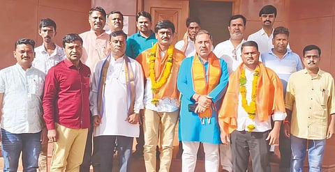 ಹುಮನಾಬಾದ್​ನಲ್ಲಿ ಸೋಮವಾರ ತಾಲೂಕು ಕರ್ನಾಟಕ ಕಾರ್ಯನಿರತ ಪತ್ರಕರ್ತರ ಸಂಘಕ್ಕೆ ಆಯ್ಕೆಗೊಂಡ  ಅಧ್ಯಕ್ಷ ಸಂಜೀವಕುಮಾರ ಜುನ್ನಾ, ಪ್ರಧಾನ ಕಾರ್ಯದರ್ಶಿ ಗುಂಡು ಅತಿವಾಳ ಅವರನ್ನು ಸನ್ಮಾನಿಸಲಾಯಿತು. ಸಂಘದ ಜಿಲ್ಲಾಧ್ಯ ಆನಂದ ದೇವಪ್ಪ, ಪ್ರಮುಖರಾದ ಶಿವಕುಮಾರ ಸ್ವಾಮಿ, ಪೃಥ್ವಿರಾಜ್​, ಸಂತೋಷ ಚೆಟ್ಟಿ, ಕಾರ್ತಿಕ ಮಠಪತಿ, ದುಯೋರ್ಧನ ಹೂಗಾರ, ವೆಂಕಟ ಜಾಧವ್​, ಸಜೀಶ್​ ಲಂಬೆನೋರ, ಪ್ರಶಾಂತ ಹೊಸಮನಿ, ಕಾಶಿನಾಥ ಜಕ್ಕಾ ಇತರರಿದ್ದರುಹುಮನಾಬಾದ್​ನಲ್ಲಿ ಸೋಮವಾರ ತಾಲೂಕು ಕರ್ನಾಟಕ ಕಾರ್ಯನಿರತ ಪತ್ರಕರ್ತರ ಸಂಘಕ್ಕೆ ಆಯ್ಕೆಗೊಂಡ  ಅಧ್ಯಕ್ಷ ಸಂಜೀವಕುಮಾರ ಜುನ್ನಾ, ಪ್ರಧಾನ ಕಾರ್ಯದರ್ಶಿ ಗುಂಡು ಅತಿವಾಳ ಅವರನ್ನು ಸನ್ಮಾನಿಸಲಾಯಿತು. ಸಂಘದ ಜಿಲ್ಲಾಧ್ಯ ಆನಂದ ದೇವಪ್ಪ, ಪ್ರಮುಖರಾದ ಶಿವಕುಮಾರ ಸ್ವಾಮಿ, ಪೃಥ್ವಿರಾಜ್​, ಸಂತೋಷ ಚೆಟ್ಟಿ, ಕಾರ್ತಿಕ ಮಠಪತಿ, ದುಯೋರ್ಧನ ಹೂಗಾರ, ವೆಂಕಟ ಜಾಧವ್​, ಸಜೀಶ್​ ಲಂಬೆನೋರ, ಪ್ರಶಾಂತ ಹೊಸಮನಿ, ಕಾಶಿನಾಥ ಜಕ್ಕಾ ಇತರರಿದ್ದರು