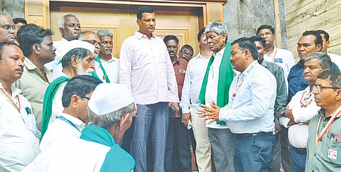 ವಿದ್ಯುತ್​ ಖಾಸಗೀಕರಣ ವಿರೋಧಿಸಿ ಹುಮನಾಬಾದ್​ನಲ್ಲಿ ಮಂಗಳವಾರ ವಿದ್ಯುತ್​ ಪ್ರಸರಣ ನಿಗಮ ನೌಕರರ ಸಂ ಹಾಗೂ ಇತರೆ ಸಂದಿಂದ ಶಾಸಕ ಡಾ ಸಿದ್ದಲಿಂಗಪ್ಪ ಪಾಟೀಲ್​ ಅವರಿಗೆ ಮನವಿ ಪತ್ರ ಸಲ್ಲಿಸಲಾಯಿತು. ಇಇ ಗುರುಶಾಂತ ವಾರದ್​, ಎಇಇ ರಮೇಶ ಮೈನಾಳೆ, ಸಂದ ಪ್ರಮುಖರಾದ ಥಾಮಸ್​ ಕಟ್ಟಿಮನಿ, ಶಂಕರ ಪಸಾರ್ಗಿ, ಗಣಪತಿ ಖೇಣಿಕರ ಇತರರಿದ್ದರು. 