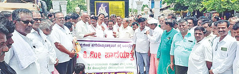 ಹಗರಿಬೊಮ್ಮನಹಳ್ಳಿಯಲ್ಲಿ ಲೋಕೋಪಯೋಗಿ ಇಲಾಖೆ ಎಇಇ ಸತೀಶ್ ನಾಯ್ಕ, ಉಪತಹಸೀಲ್ದಾರ್ ಶಿವಕುಮಾರಗೌಡಗೆ ತಂಬ್ರಹಳ್ಳಿ ಹೋಬಳಿ ವ್ಯಾಪ್ತಿಯ ಗ್ರಾಮಸ್ಥರು ಮನವಿ ಸಲ್ಲಿಸಿದರು.