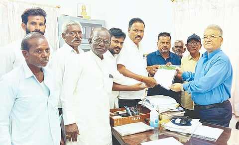 ಹಟ್ಟಿ ಚಿನ್ನದ ಗಣಿ ಕಂಪನಿ ಇಡಿ ಪ್ರಕಾಶ ಕೆ. ಅವರಿಗೆ ಭೂ ಹಕ್ಕು ವಂಚಿತ ರೈತ ಹೋರಾಟ ಸಮಿತಿ ಶನಿವಾರ ಮನವಿ ಸಲ್ಲಿಸಿತು.