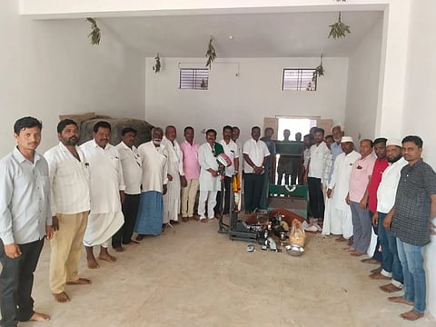 ಹನುಮಸಾಗರದ ಪ್ರಾಥಮಿಕ ಕೃಷಿ ಪತ್ತಿನ ಸಹಕಾರ ಸಂಘದಲ್ಲಿ ಶುಕ್ರವಾರ ಸರ್ಕಾರದ ಬೆಂಬಲ ಬೆಲೆ ಯೋಜನೆಯಡಿ ತೊಗರಿ ಖರೀದಿ ಕೇಂದ್ರಕ್ಕೆ ಗಣ್ಯರು ಚಾಲನೆ ನೀಡಿದರು. ಗ್ರಾಪಂ ಅಧ್ಯಕ್ಷ ರುದ್ರಗೌಡ ಗೌಡಪ್ಪನವರ, ಪ್ರಾಥಮಿಕ ಕೃಷಿ ಪತ್ತಿನ ಸಹಕಾರ ಸಂಘದ ಕಾರ್ಯನಿರ್ವಾಹಕ ಅಧಿಕಾರಿ ಸುರೇಶ ಪಟ್ಟದ, ರಾಜ್ಯ ರೈತ ಸಂಘ ಹಾಗೂ ಹಸಿರು ಸೇನೆ ರಾಜ್ಯ ಪ್ರಧಾನ ಕಾರ್ಯದರ್ಶಿ ನಜೀರಸಾಬ ಮೂಲಿಮನಿ, ಗ್ರಾಮ ಫಟಕದ ಅಧ್ಯಕ್ಷ ಯಮನೂರು ಮಡಿವಾಳರ ಇತರರಿದ್ದರು.