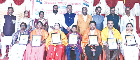 ಹುಲಸೂರಿನ ಗುರು ಬಸವೇಶ್ವರ ಕಲ್ಯಾಣ ಮಂಟಪದಲ್ಲಿ ತಾಲೂಕು ಆಡಳಿತದಿಂದ ಶನಿವಾರ ಆಯೋಜಿಸಿದ್ದ 80ನೇ ಸ್ವಾತಂತ್ರೊ$್ಯತ್ಸವದಲ್ಲಿ ವಿವಿಧ ಸಾಧಕರನ್ನು ಸನ್ಮಾನಿಸಲಾಯಿತು. ಗ್ರಾಪಂ ಅಧ್ಯಕ್ಷೆ ದೀಪಾರಾಣಿ ಭೊಸ್ಲೆ, ಉಪಾಧ್ಯಕ್ಷೆ ಮೀರಾಬಾಯಿ ಗಾಯಕವಾಡ, ತಹಸೀಲ್ದಾರ್​ ಶಿವಾನಂದ ಮೇತ್ರೆ, ತಾಪಂ ಇಒ ಮಹಾದೇವ ಜಮ್ಮು, ಸುಧೀರ ಕಾಡಾದಿ, ಶಂಕರಗೌಡ ಇತರರಿದ್ದರು.  16ಹುಲಸೂರು2/ಹುಲಸೂರುತಹಸಿಲ್​ ಕಾರ್ಯಲಯದ ಆವರಣದಲ್ಲಿ ಶನಿವಾರ 80ನೇ ಸ್ವಾತಂತ್ರ್ಯ ದಿನಾಚರಣೆಯಲ್ಲಿ ತಹಸೀಲ್ದಾರ್​ ಶಿವಾನಂದ ಮೇತ್ರೆ ಮಹಾತ್ಮರ ಭಾವಚಿತ್ರಕ್ಕೆ ಪೂಜಿ ಸಲ್ಲಿಸಿ ಧ್ವಜರೋಹಣ ನೆರವೇರಿಸಿದರು. ಶಾಸಕ ಶರಣು ಸಲಗರ ಪ್ರಮುಖರಾದ ಲತಾ ಹಾರಕೂಡೆ, ಸುಧೀರ ಕಾಡಾದಿ, ಜಬ್ಬಾರ್​ ಸೌದಾಗರ್​, ಕಾಶೀನಾಥ ಕಲಾಲ್​ ಇತರರಿದ್ದರು.