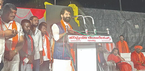  ಇಳಕಲ್ಲದ ಎಸ್.ಆರ್. ಕಂಠಿ ವೃತ್ತದಲ್ಲಿ ಹಿಂದೂ ಸೇವಾ ಟ್ರಸ್ಟ್ ಹಮ್ಮಿಕೊಂಡಿದ್ದ ಛತ್ರಪತಿ ಶಿವಾಜಿ ಮಹಾರಾಜರ ಜಯಂತ್ಯುತ್ಸವದಲ್ಲಿ ವಿಧಾನ ಪರಿಷತ್ ಸದಸ್ಯ ಸಿ.ಟಿ. ರವಿ ಮಾತನಾಡಿದರು. ಕುಷ್ಟಗಿ ನಾಗಾಸಾಧು ಮಹಾಂತ ಸಹದೇವಾನಂದಗಿರಿ, ಗುಳೇದಗುಡ್ಡದ ನೀಲಕಂಠ ಮಹಾಸ್ವಾಮಿಗಳು, ಮಾಜಿ ಶಾಸಕ ದೊಡ್ಡನಗೌಡ ಪಾಟೀಲ ಇತರರಿದ್ದರು.