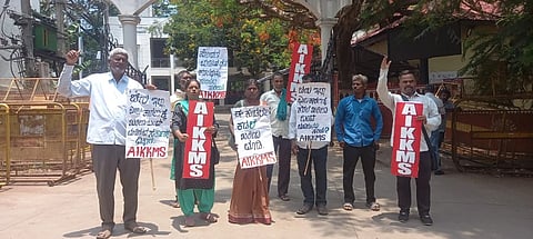 ಎಐಕೆಕೆಎಂಎಸ್ ಧಾರವಾಡ ಜಿಲ್ಲಾ ಸಮಿತಿಯಿಂದ ಜಿಲ್ಲಾಧಿಕಾರಿ ಕಚೇರಿ ಎದುರು ಗುರುವಾರ ಪ್ರತಿಭಟನೆ ನಡೆಯಿತು.