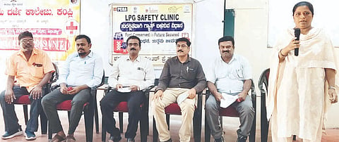 ಕಂಪ್ಲಿ ಸರ್ಕಾರಿ ಪ್ರಥಮ ದರ್ಜೆ ಕಾಲೇಜಿನಲ್ಲಿ ಅಡುಗೆ ಅನಿಲ ಸುರಕ್ಷತಾ ಕ್ರಮಗಳ ಜಾಗೃತಿ ಕಾರ್ಯಕ್ರಮದಲ್ಲಿ ಉಪನ್ಯಾಸಕಿ ಡಾ.ಅನ್ನಪೂರ್ಣ ಗುಡದೂರು ಮಾತನಾಡಿದರು.